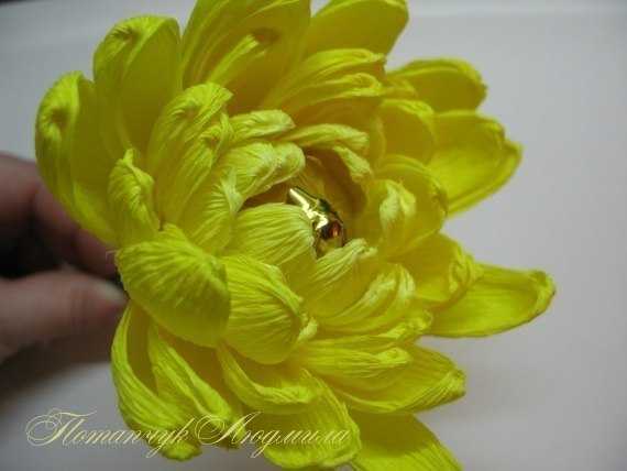 Nous fabriquons un tel chrysanthème à partir de papier ondulé