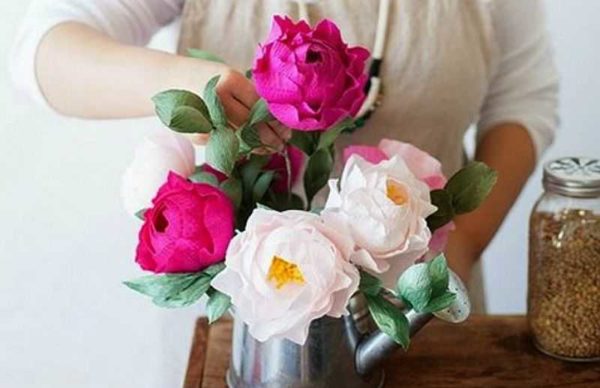 Vous pouvez faire un tel bouquet de pivoines en papier de vos propres mains.