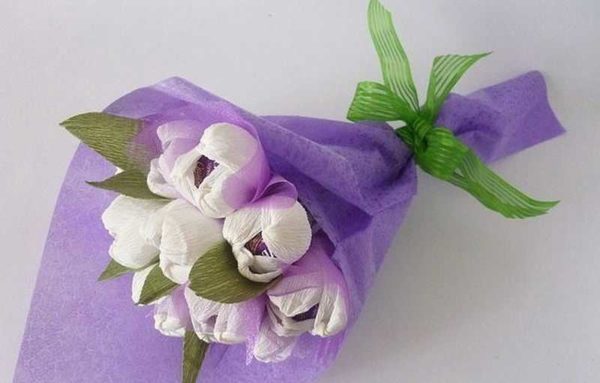 D'adorables fleurs en papier ondulé peuvent décorer votre intérieur ou être un cadeau