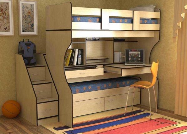 Mobilier transformateur: un lit pliant qui se cache sous une table de travail