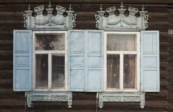 Volets et plateaux - cela peut souvent être trouvé sur les vieilles maisons