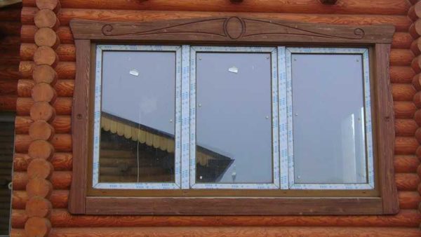Plateaux simples avec seulement de petits éléments de sculpture - on les voit souvent sur une maison de style scandinave