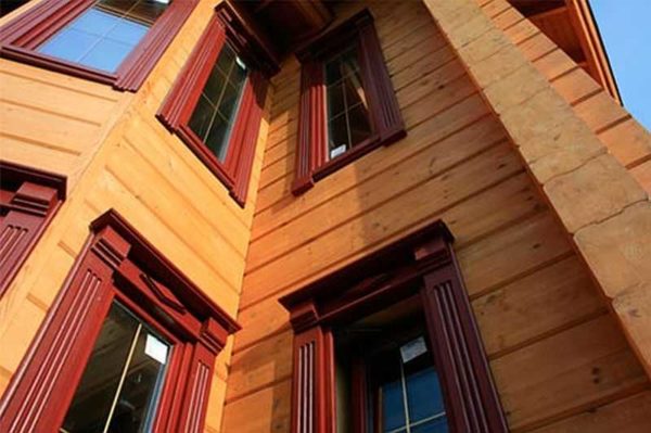 Sur les maisons de style moderne ou scandinave, les plateaux en bois de forme simple ont fière allure