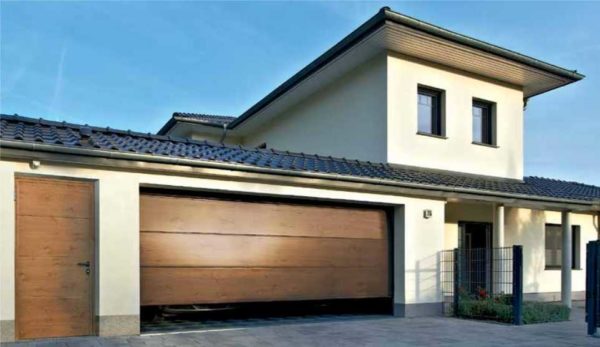 La longueur maximale d'une porte de garage peut atteindre 6 mètres, si l'ouverture est plus large, vous devez regarder dans l'industrie