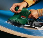 La ponceuse excentrique permet le traitement des surfaces courbes