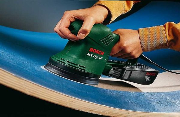 La ponceuse excentrique permet le traitement des surfaces courbes