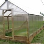 Une serre en polycarbonate est le plus souvent fabriquée à partir d'un bar comme d'une maison