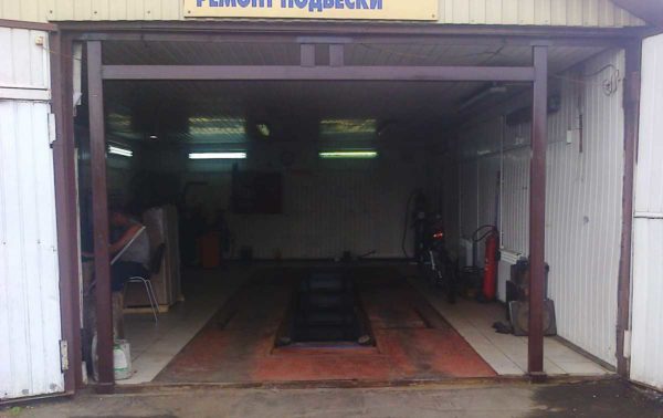 Dans les garages métalliques, il n'y a généralement pas de dégagement latéral ou supérieur. Il est nécessaire de souder un tel cadre et d'y attacher une porte, de fermer et d'isoler les espaces