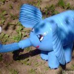 Bébé éléphant dans une bouteille en plastique ... J'ai aussi besoin d'un vieux tuyau d'aspirateur pour une malle