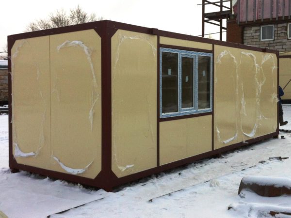 Vestiaire deux pièces datant en métal avec douche et toilettes
