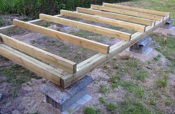 Blocs de construction pliés sur un oreiller préparé - une version simple de la fondation d'un vestiaire
