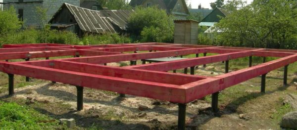 Et ceci - pour les amateurs d'une marge de sécurité pour tous - une fondation sur pieux avec un cerclage d'un tuyau métallique