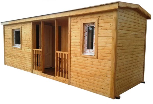 Un chalet d'été en bois avec toilettes et douche est l'option la plus courante