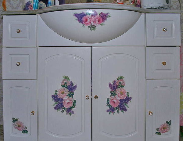 Découpage pour les débutants: les meubles de salle de bain standard sont désormais vintage