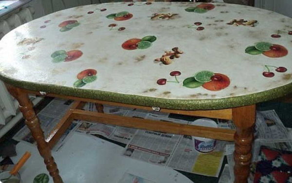 Transformer une vieille table en une nouvelle et très inhabituelle est à la portée du découpage
