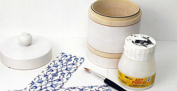 La base est mise en parfait état, recouverte d'apprêt (si elle est absorbante) et peinte avec de la peinture acrylique blanche