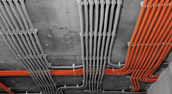 Posez l'ondulation électrique en parallèle, en essayant de faire le moins de tours possible