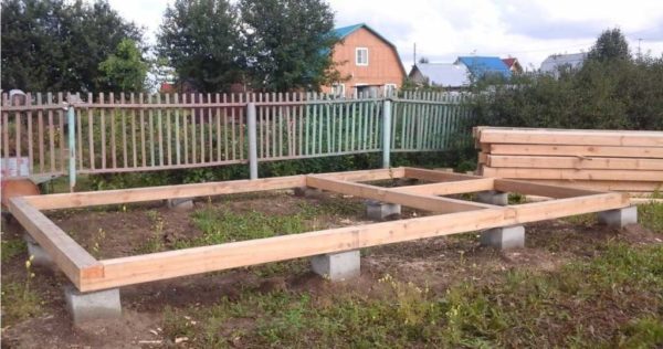 C'est sur de tels blocs qu'ils mettent généralement des poulaillers en bois et à cadre
