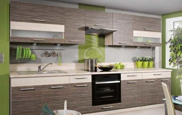 Une cuisine modulaire de classe économique en panneaux de particules peut également être dans un style moderne