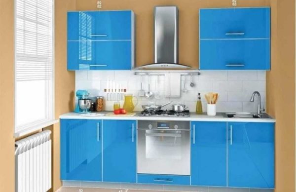 Le plastique est l'un des matériaux les plus pratiques sur la façade des meubles de cuisine, mais il ne faut pas se laisser emporter par le brillant
