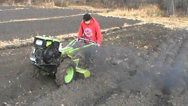 Lorsque vous travaillez avec des tracteurs à conducteur marchant, des efforts physiques sont nécessaires pour rester dans la position requise