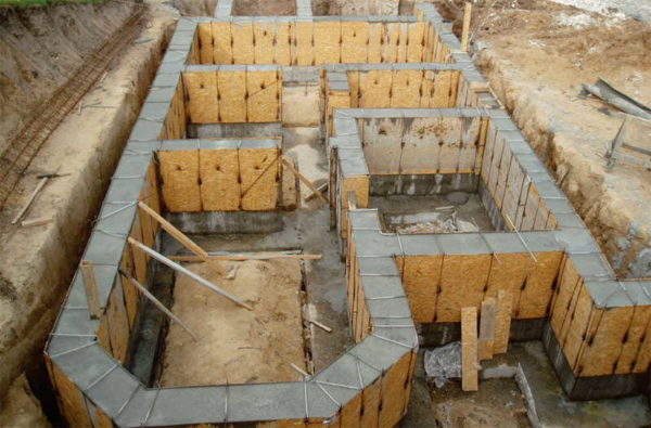 Une autre application des dalles OSB est le coffrage amovible pour les travaux de béton