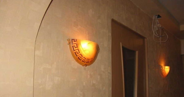 Pour que la lumière soit réfléchie par le plafond, vous avez besoin de lampes de ce type.