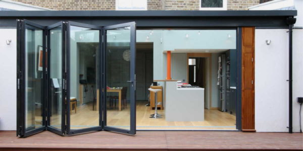 Les portes ont été pliées et la pièce est devenue une partie de la terrasse