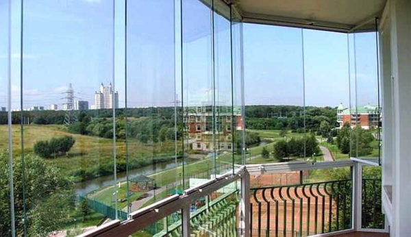 Balcon avec vitrage panoramique - les résidents des immeubles de grande hauteur ont une excellente vue