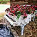 L'ancien piano est-il couché dans les buissons? À partir de là, vous pouvez créer non seulement un jardin de fleurs, mais aussi une cascade ...