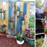 Même un vieil arbre sec peut devenir la base d'un jardin de fleurs vertical.