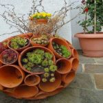 À partir des mêmes pots, vous pouvez collecter un parterre de fleurs rond ou ovale inhabituel