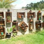 Boîtes de différentes tailles et formats et la décoration elle-même, et un support pour pots avec des fleurs
