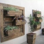 Panneau de planches et boîtes avec des fleurs - élégant