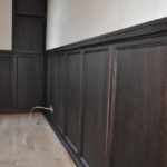 Dans les intérieurs classiques, des panneaux muraux en MDF imitant des types de bois précieux sont utilisés: le MDF plaqué se distingue difficilement du bois massif