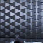 Si vous peignez un motif géométrique avec de la peinture avec un effet métallique, choisissez le bon éclairage, l'intérieur sera inoubliable