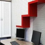 Pour l'étude ou le bureau, des plaques perforées en acier galvanisé peint conviennent