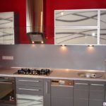 Le plus souvent, des panneaux muraux en acier peuvent être vus dans la cuisine sur le mur de travail