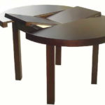 Une table pliante ronde sera utile lorsqu'un couple d'invités sera venu
