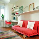 Le principal de cet intérieur est blanc laiteux, l'autre est marron et beige, les accents sont verts et rouges.