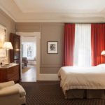 À l'intérieur d'une chambre rouge, il peut y avoir des textiles, plusieurs détails décoratifs.