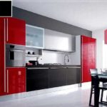 Même dans la cuisine, le rouge est présent comme accompagnement, mais pas principal