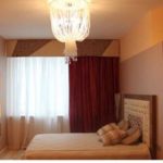 Dans la chambre, le beige et le marron créent une impression de stabilité