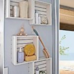 Petits tiroirs ordinaires faits de planches sur un mur de salle de bain peint