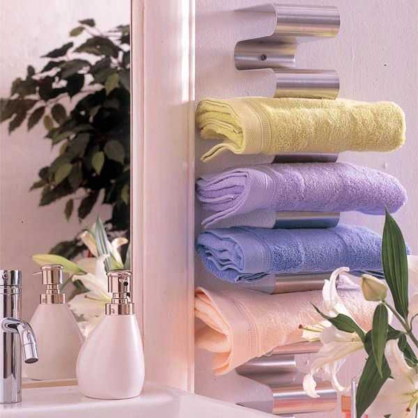 Et une autre approche non standard: une étagère de forme intéressante pour les serviettes