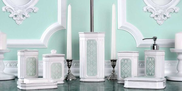 Pour l'intérieur de la salle de bain dans un style classique, des accessoires en céramique avec un ornement