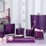Le lilas aura fière allure dans une salle de bain aux murs blancs et grisâtres.