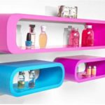 Forme lumineuse et inhabituelle - des étagères en plastique décoreront la salle de bain