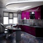 Des tons neutres de fond encadrent le fuchsia riche et vibrant