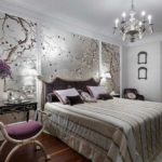 L'intérieur de la chambre aux tons argentés est dilué avec du fuchsia